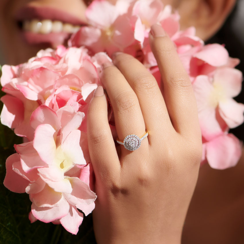 Sparkling Wave Diamond Ring